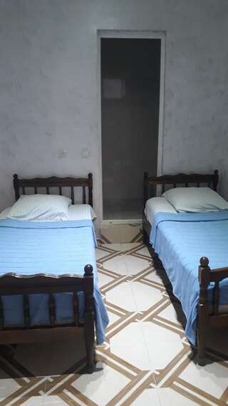 Гостевой дом Otos House Батуми Двухместный номер с 2 отдельными кроватями и ванной-3